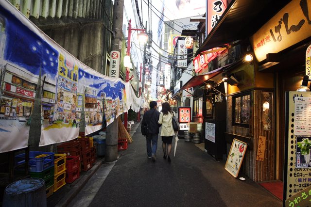 exhibiting the big noren painted a street profile of Omoide Yokochou